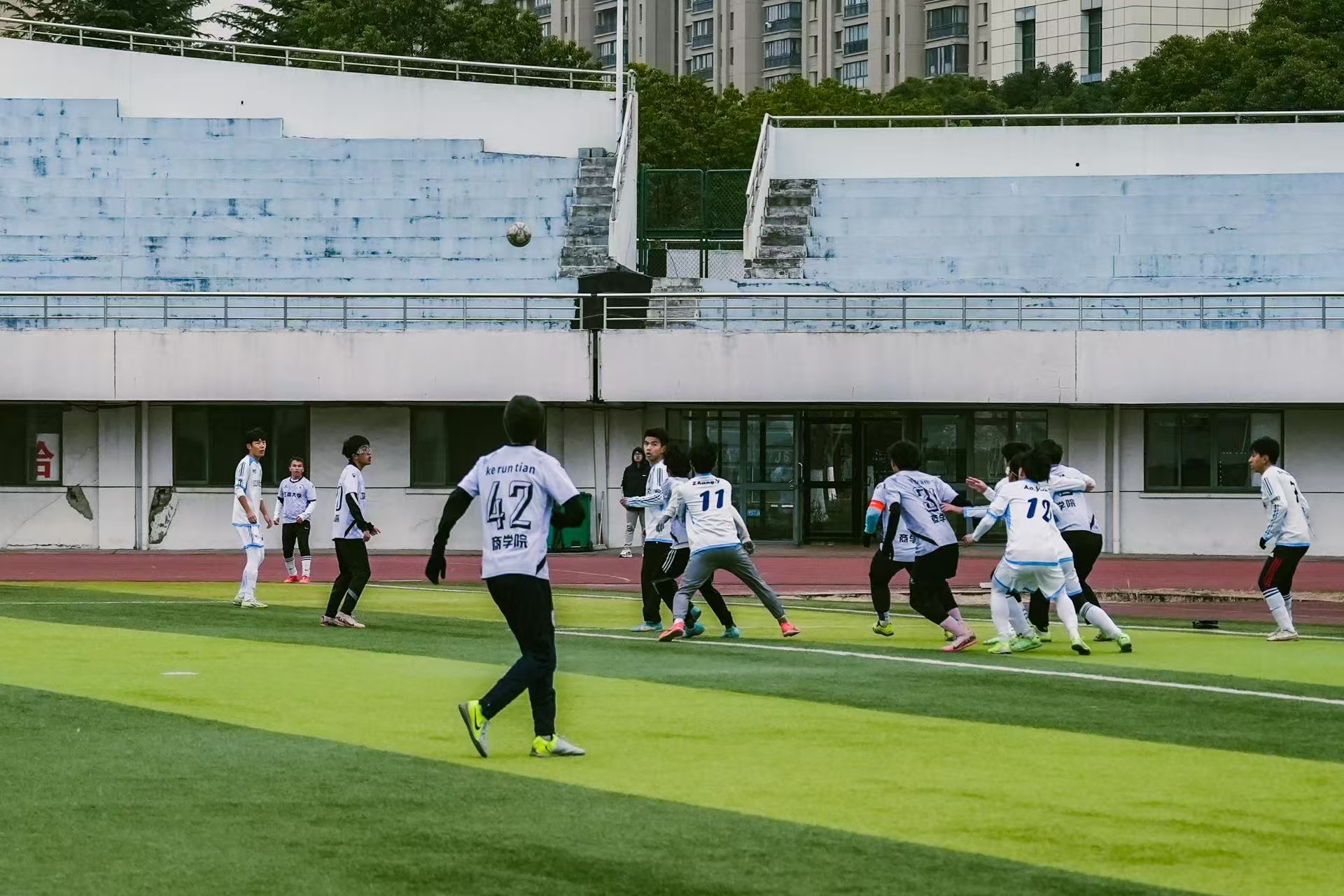 leyusport-越来越多的校园足球比赛进入高校校园生活的简单介绍