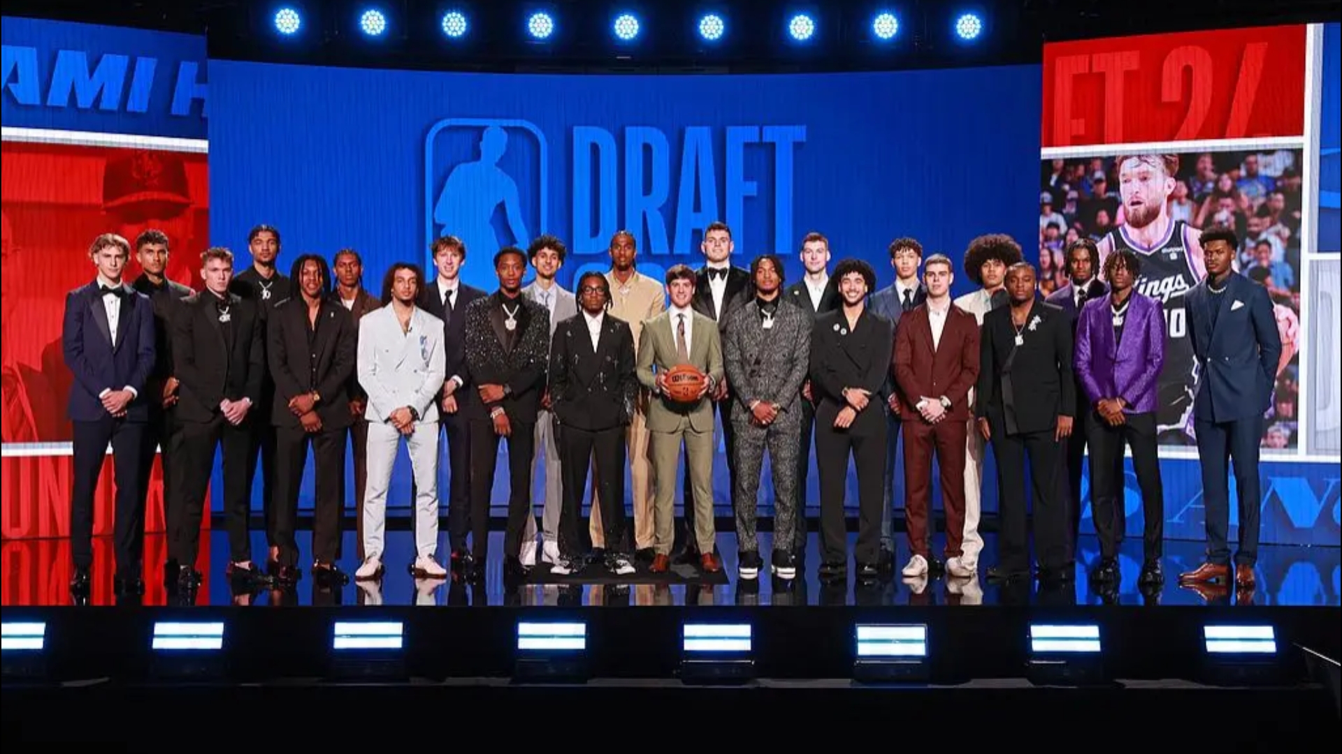 乐鱼体育平台官网-赛季最佳阵容：联盟明星的最强五人组合