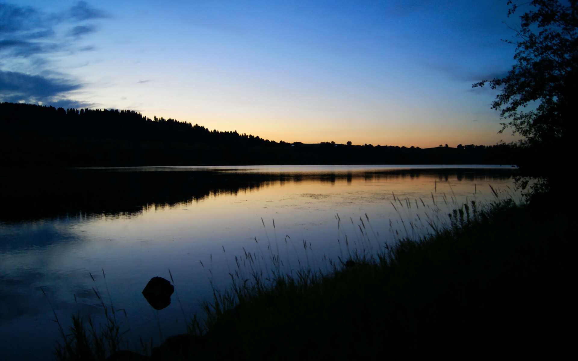 激情四射!球场上的对决激发团队合作精神,球赛激烈